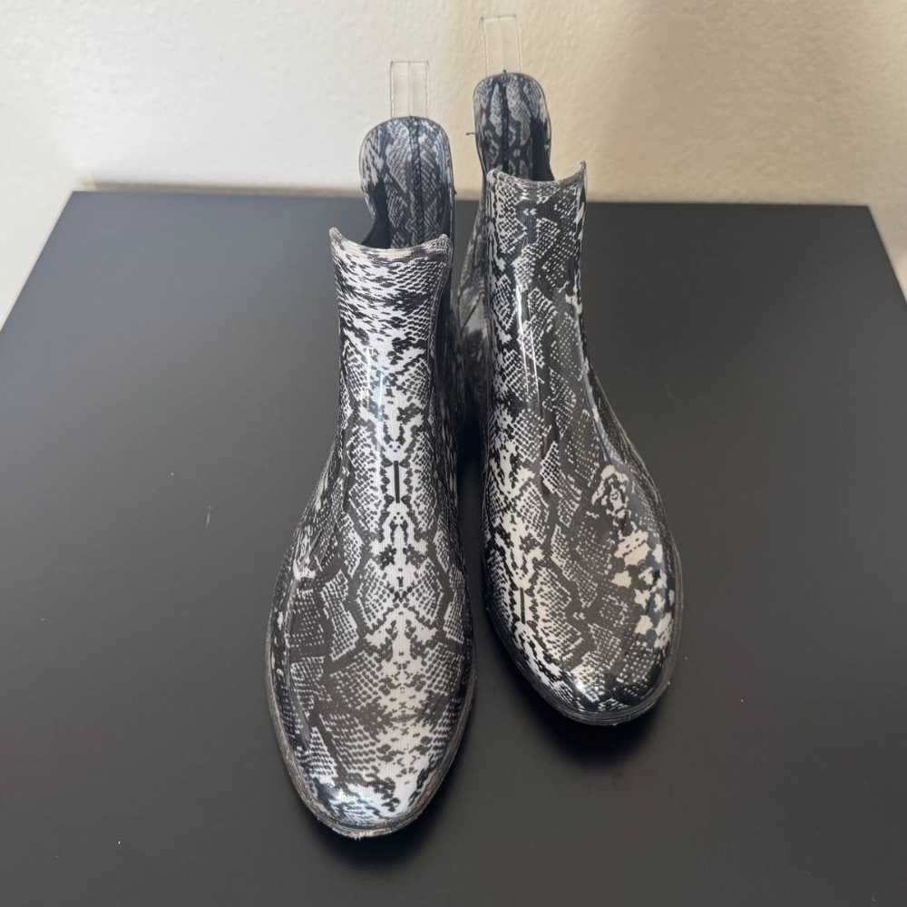 Time and Tru Black and White Patterned Boots